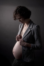 zwangerschapsfotografie bedekt naakt